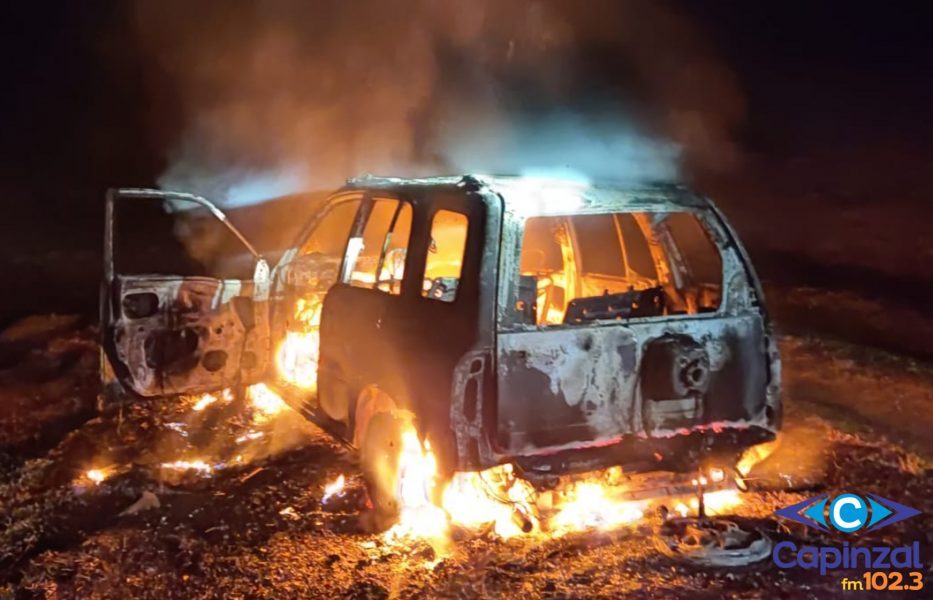 Veículo é destruído por incêndio em Santa Cecília