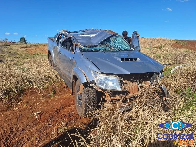 Idoso é socorrido após capotar caminhonete na SC-451 em Curitibanos