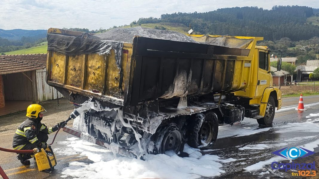 Incêndio em caminhão caçamba mobiliza Corpo de Bombeiros na Barra do Leão