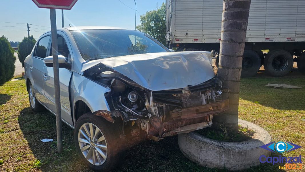 Carro colide na traseira de ônibus, sai da pista e bate em palmeira na SC-467, em Capinzal