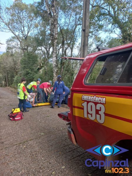 Homem é socorrido ferido após queda de parapente no Morro do Agudo em Tangará