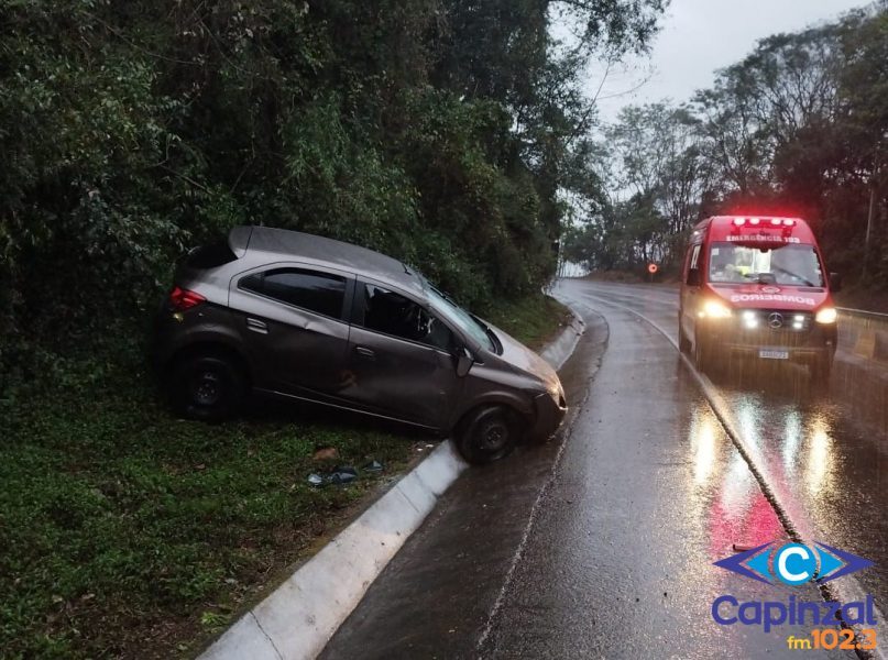 Veículo sai da pista e condutora é socorrida na SC-453 em Tangará