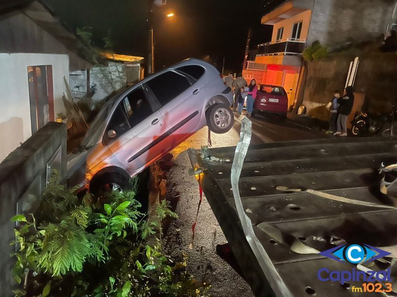 Veículo sai da pista e quase atinge residência em Ouro