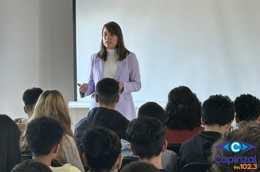 Juíza visita escola em Campos Novos para dialogar com alunos sobre violência doméstica