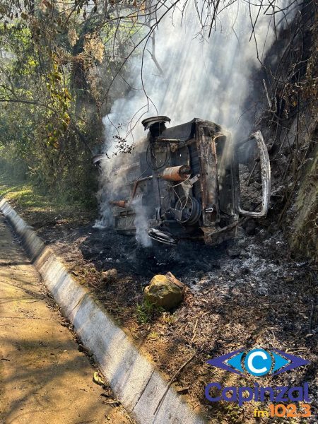 Veículo é destruído após pegar fogo ao sair da pista na SC-453, em Ibicaré