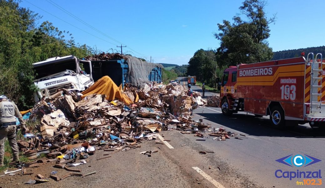 Colisão entre caminhões deixa motoristas feridos na SC-355