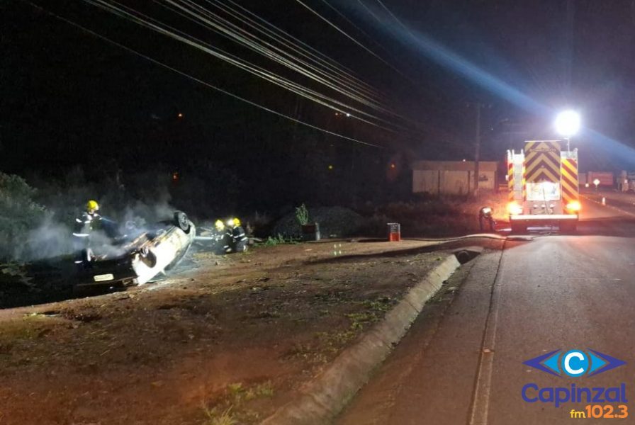 Carro com placas de Capinzal capota e pega fogo na SC-135, em Pinheiro Preto