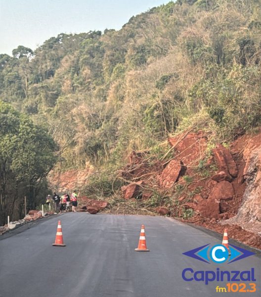 Deslizamento de barranco atinge veículo e interdita SC-465 em Salto Veloso