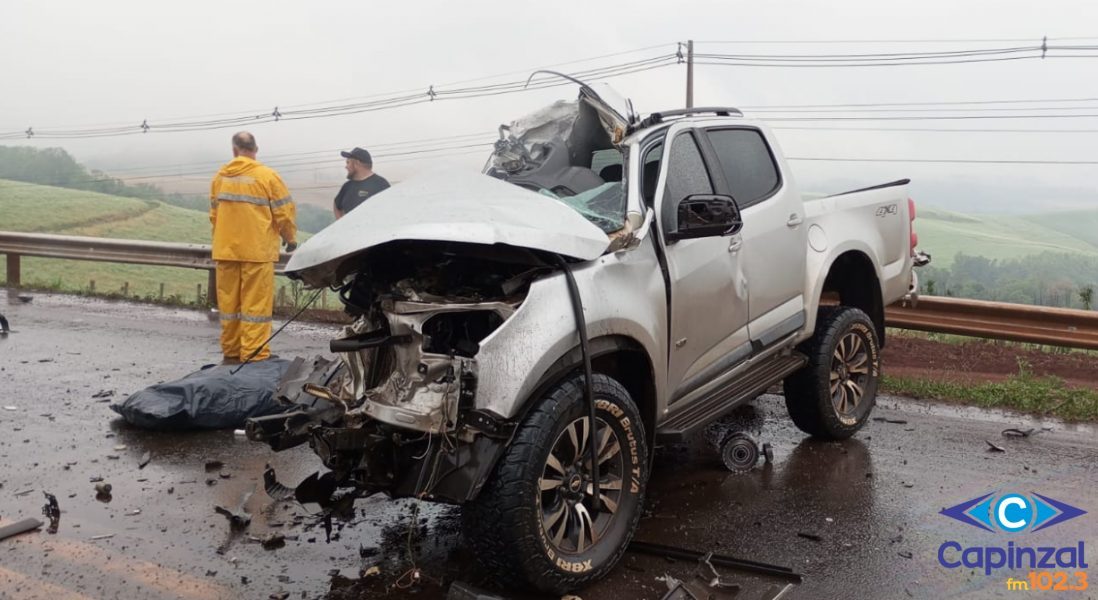 Colisão entre caminhonete e carreta deixa uma vítima fatal no Oeste