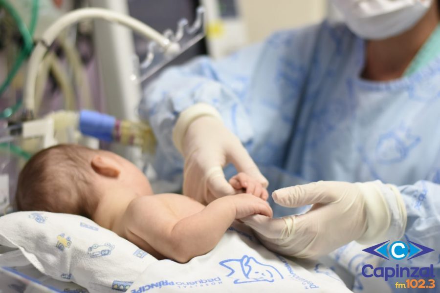 Pais são denunciados por maus-tratos após bebê de dois meses dar entrada em hospital com graves lesões em Caçador