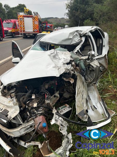 Grave acidente entre carro e caminhão é registrado na BR-282 em Erval Velho