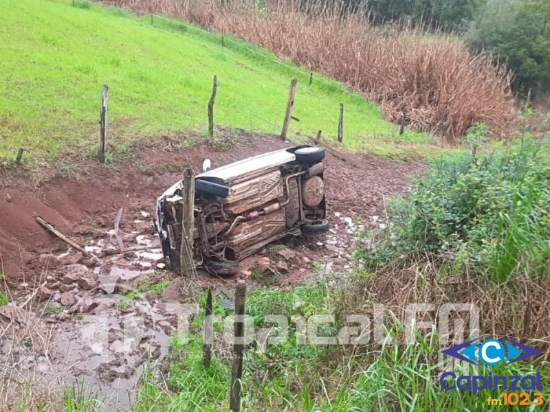 Motorista é encontrado morto dentro de carro tombado na SC-355 em Treze Tílias