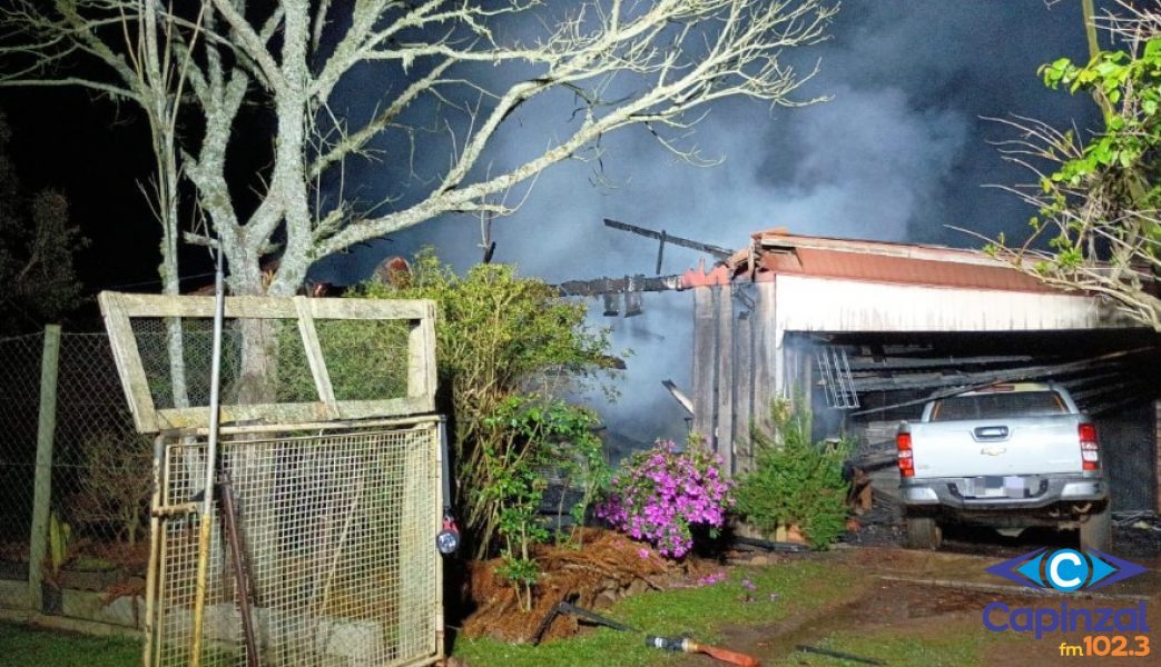 Incêndio destrói residência e atinge galpão em Brunópolis; Bombeiros usam 13 mil litros de água no combate