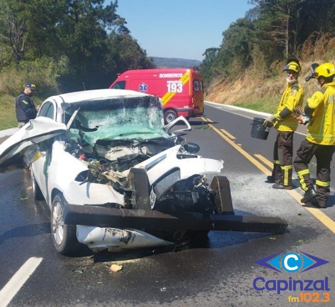 Colisão entre carro e caminhão provoca princípio de incêndio na BR-282 entre Campos Novos e Vargem