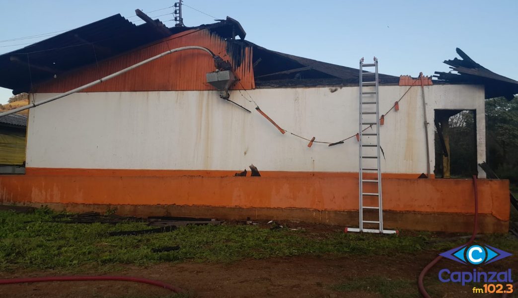 Bombeiros combatem incêndio em granja de Salto Veloso e salvam 1.700 leitões