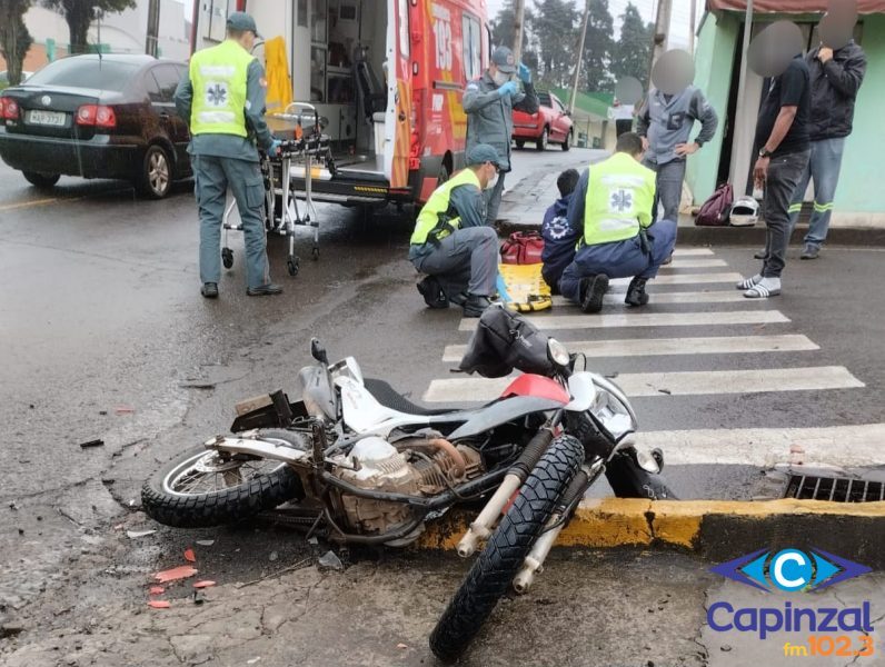 Motociclista é socorrido pelos Bombeiros após colisão com carro em Capinzal
