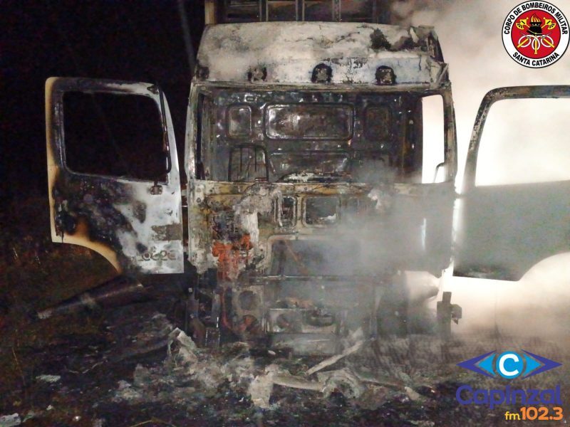 Incêndio destrói caminhão carregado de cerveja na SC-350