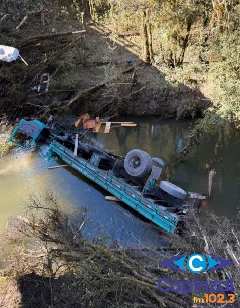 Motorista morre após caminhão despencar de ponte e cair em rio