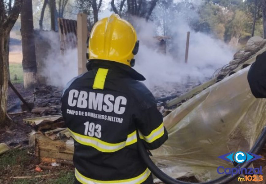 Incêndio destrói quiosque e veículo no interior de Campos Novos; suspeito foi detido pela PM