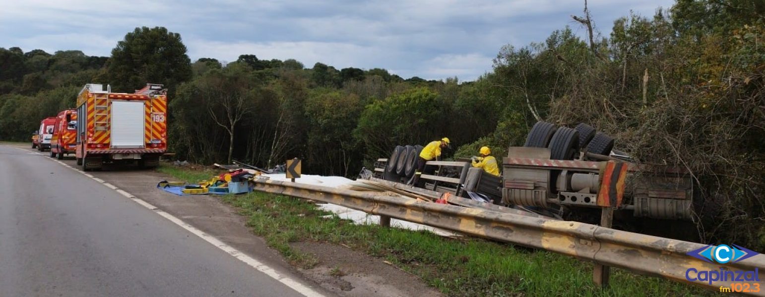 Motorista é socorrido ferido após capotar caminhão na BR-470 em Campos Novos