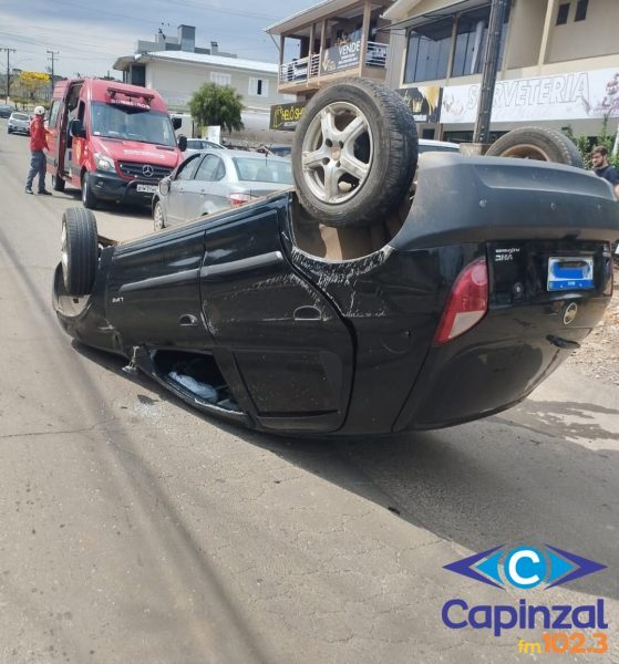 Mulher é socorrida após capotamento no centro de Irani