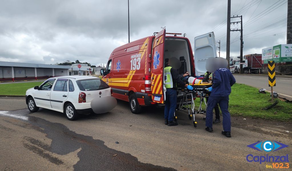 Mulher sofre suspeita de fratura em acidente entre carro e moto em frente à BRF de Capinzal
