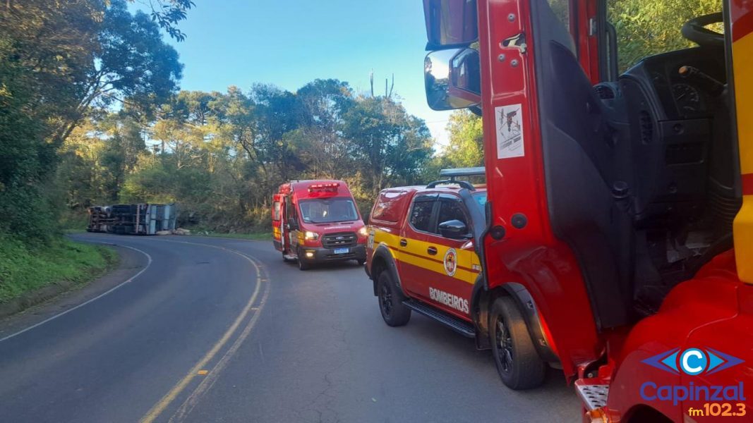Homem é socorrido após tombamento de caminhão na SC-464