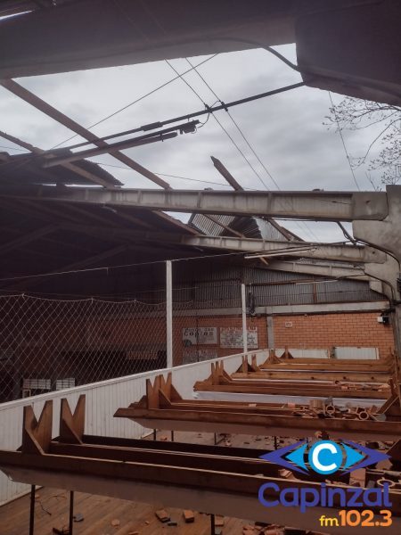 Temporal com ventos fortes arranca parte da cobertura de centro comunitário no interior de Ipira