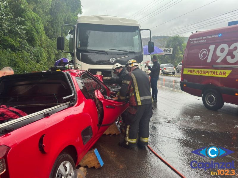 Colisão frontal na SC-283 em Concórdia deixa motorista preso às ferragens