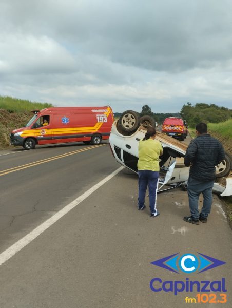 Mulher é socorrida após capotamento de veículo na BR-470