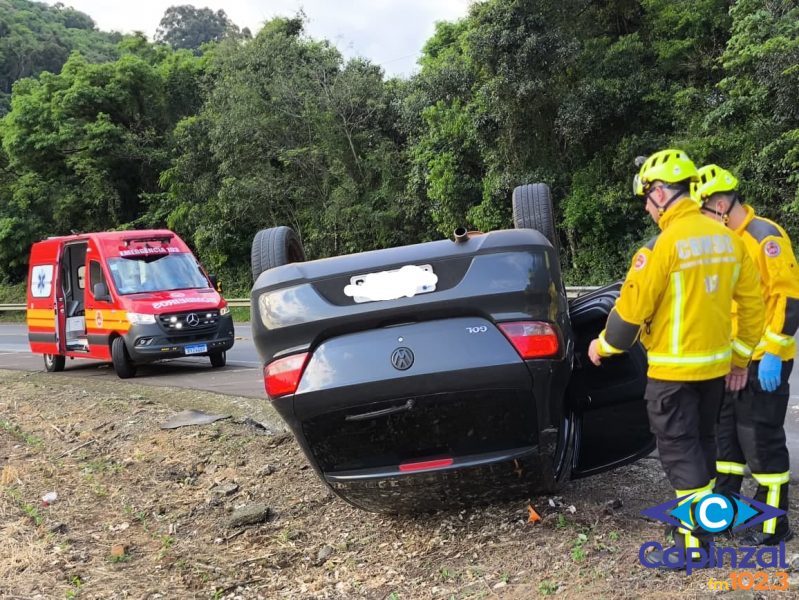 Carro com placas de Capinzal capota na SC-150, em Lacerdópolis
