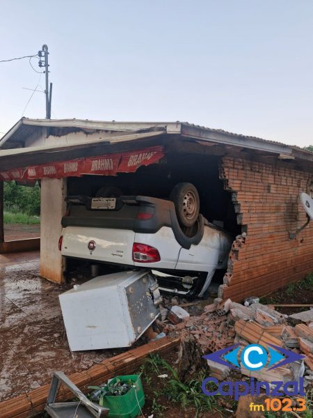 Homem furta carro em festa, capota veículo e acaba preso após tentar fugir no Oeste