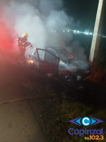 Veículo é consumido por incêndio na SC-120 em Curitibanos
