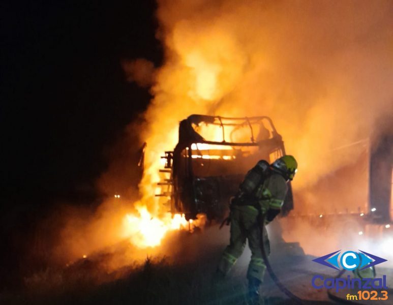 Carreta carregada com embutidos é destruída por incêndio na BR-153 em Água Doce