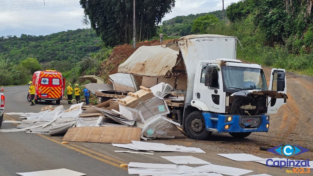 Caminhão carregado de papel sai da pista e colide com barranco no Contorno Viário de Capinzal - Ouça o relato do motorista