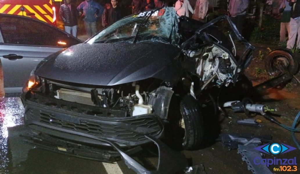 Grave acidente entre carro e caminhão deixa três pessoas feridas na SC-350