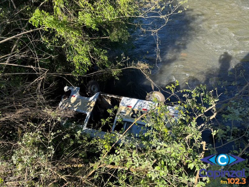 Kombi escolar cai de ponte em rio com crianças e gestante em Santa Cecília