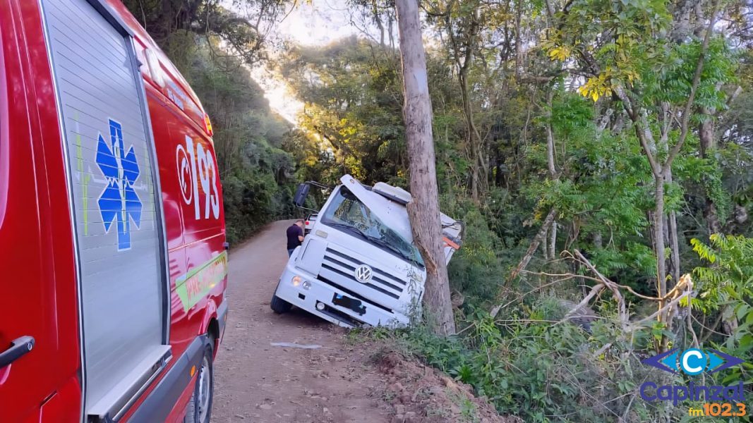 Caminhão sai da pista e trator transportado despenca ribanceira após mal súbito do condutor em Irani