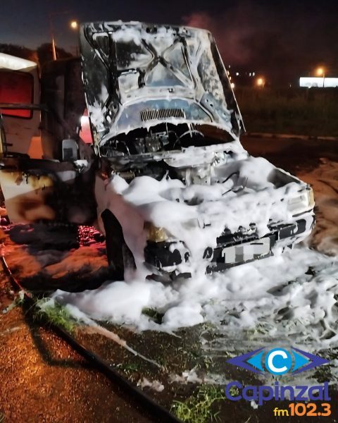 Veículo é destruído por incêndio em Campos Novos