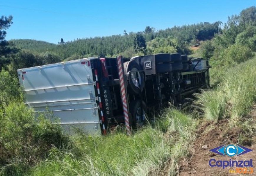 Carreta tomba às margens da BR-153, em Água Doce