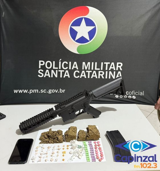 Polícia Militar apreende drogas e simulacro de fuzil em Campos Novos