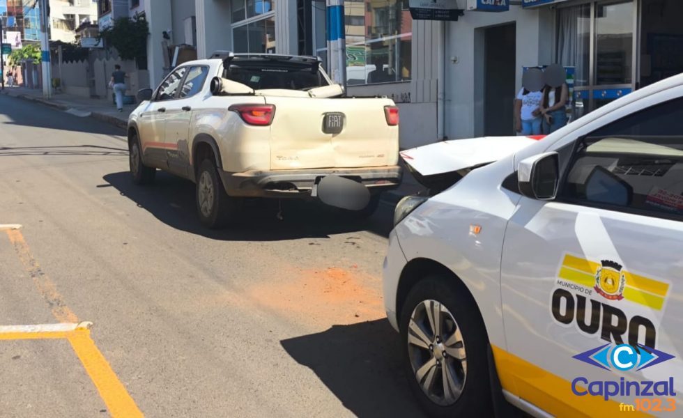 Veículo da Secretaria de Saúde de Ouro se envolve em acidente no centro de Capinzal