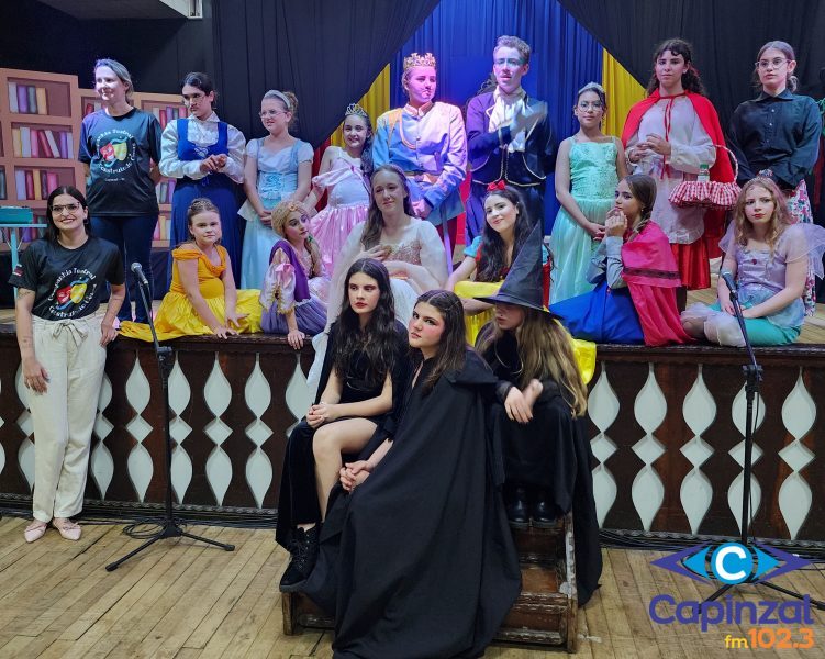 3ª Mostra de Teatro encanta o público com o espetáculo “O Fantástico Mistério da Feurinha” em  Capinzal