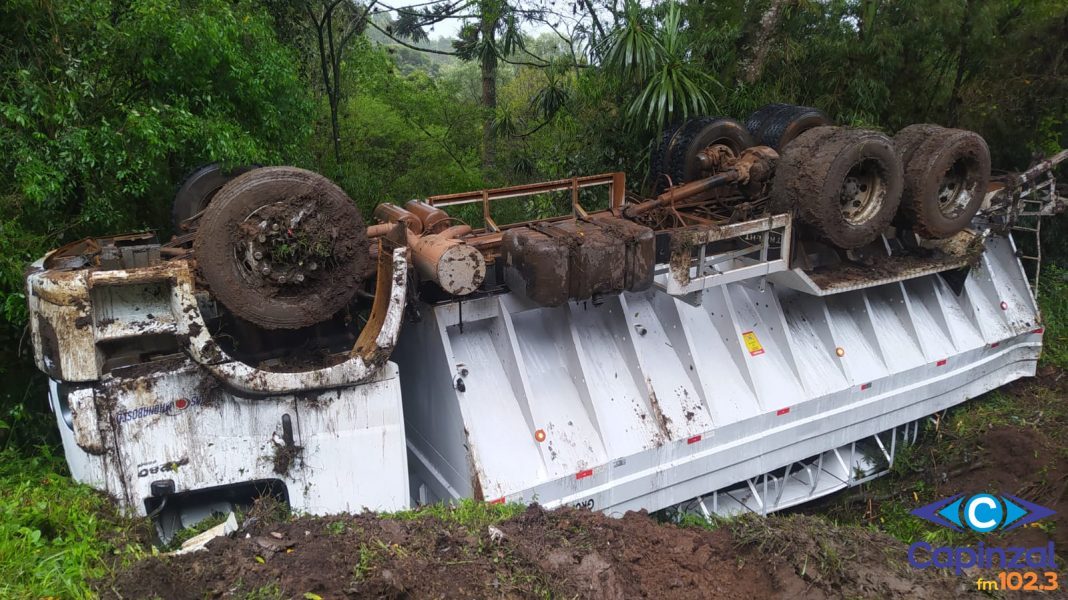 Caminhão sai da pista e capota na BR-282 em Catanduvas