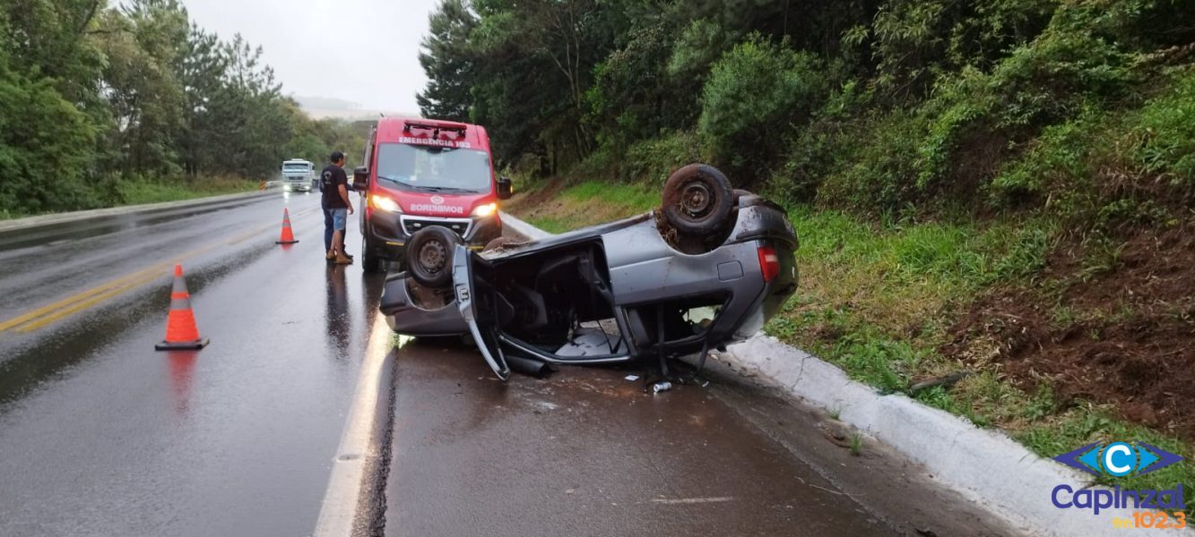 Capotamento de veículo deixa feridos na BR-282