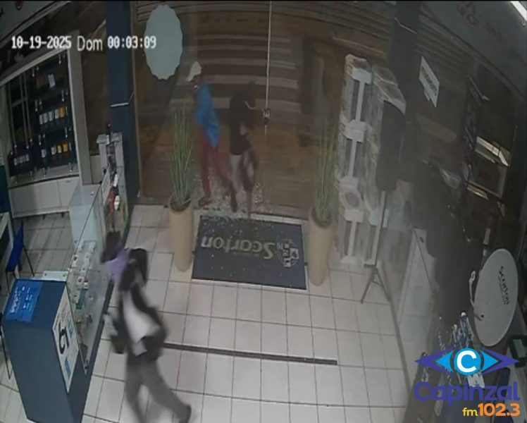 Ladrões levam pelo menos 20 aparelhos de celulares da loja no centro de Capinzal (COM VÍDEO)