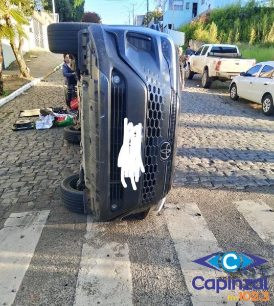 Mulheres são socorridas após colisão em Curitibanos