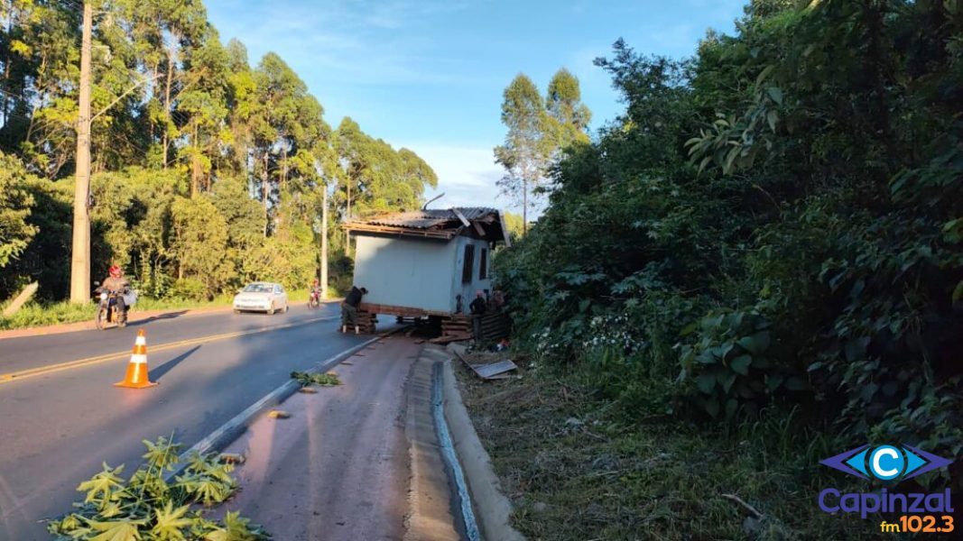Casa de madeira cai de caminhão no Contorno Oeste de Chapecó