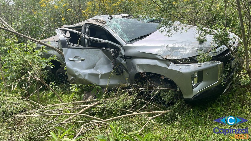 Caminhonete com placas de Capinzal sai da pista e capota no interior de Lacerdópolis