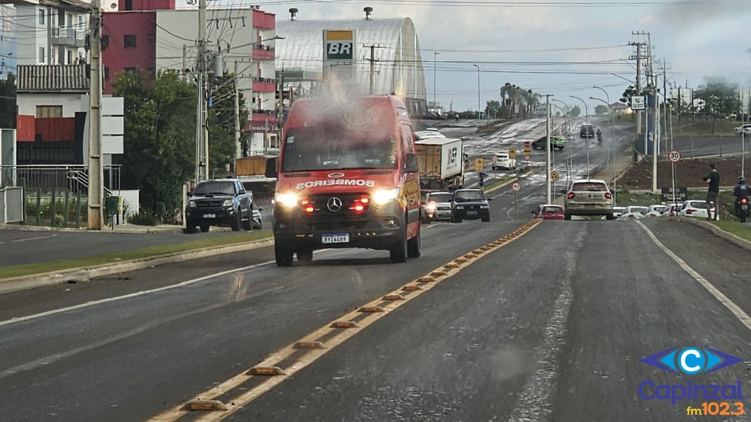 Jovem é socorrida após colisão entre moto e micro-ônibus escolar em Capinzal